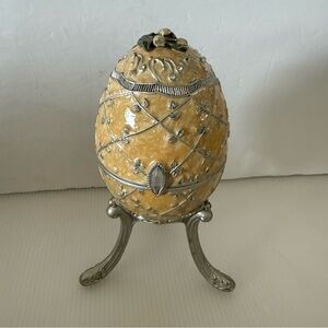 Ornate PORCELAIN Enamel Egg SHAPE MUSICAL BOX-SANKO CO LTD. EUC Heavy Metal Legs
